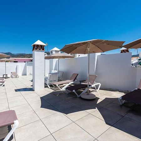 Apartamentos Toboso Plaza Nerja Buitenkant foto Rooftop pool at the Hotel