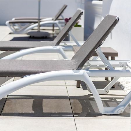 Apartamentos Toboso Plaza Nerja Buitenkant foto A sunlounger
